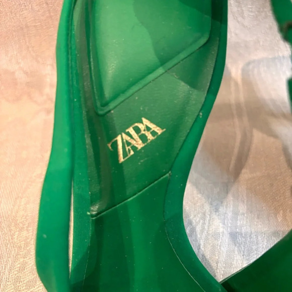 ZARA Sz 41 Kelly Green Pointy Heels Adjustable Buckle Closure Fabric Slingbacks - Picture 2 of 8
